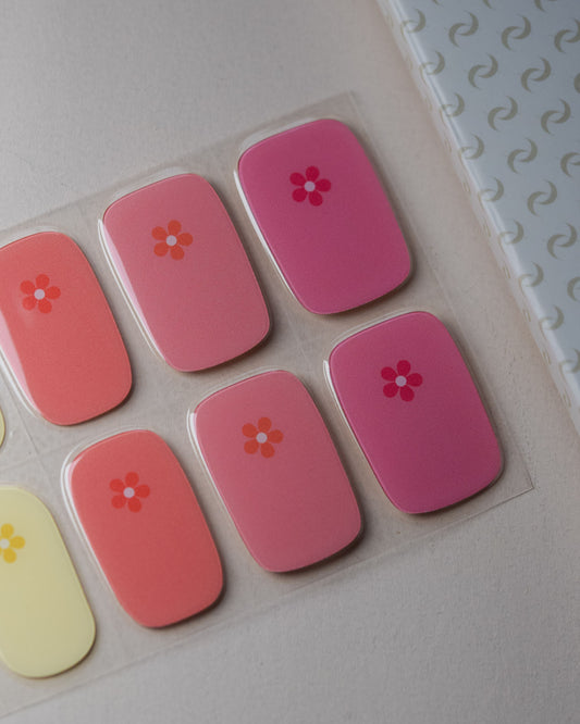 Detailansicht der Candy Blossom uv nailwraps mit floralen Akzenten in Gelb, Rosa und Lila