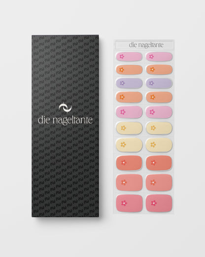Detailansicht und Verpackungen der Candy Blossom uv nailwraps mit floralen Akzenten in Gelb, Rosa und Lila