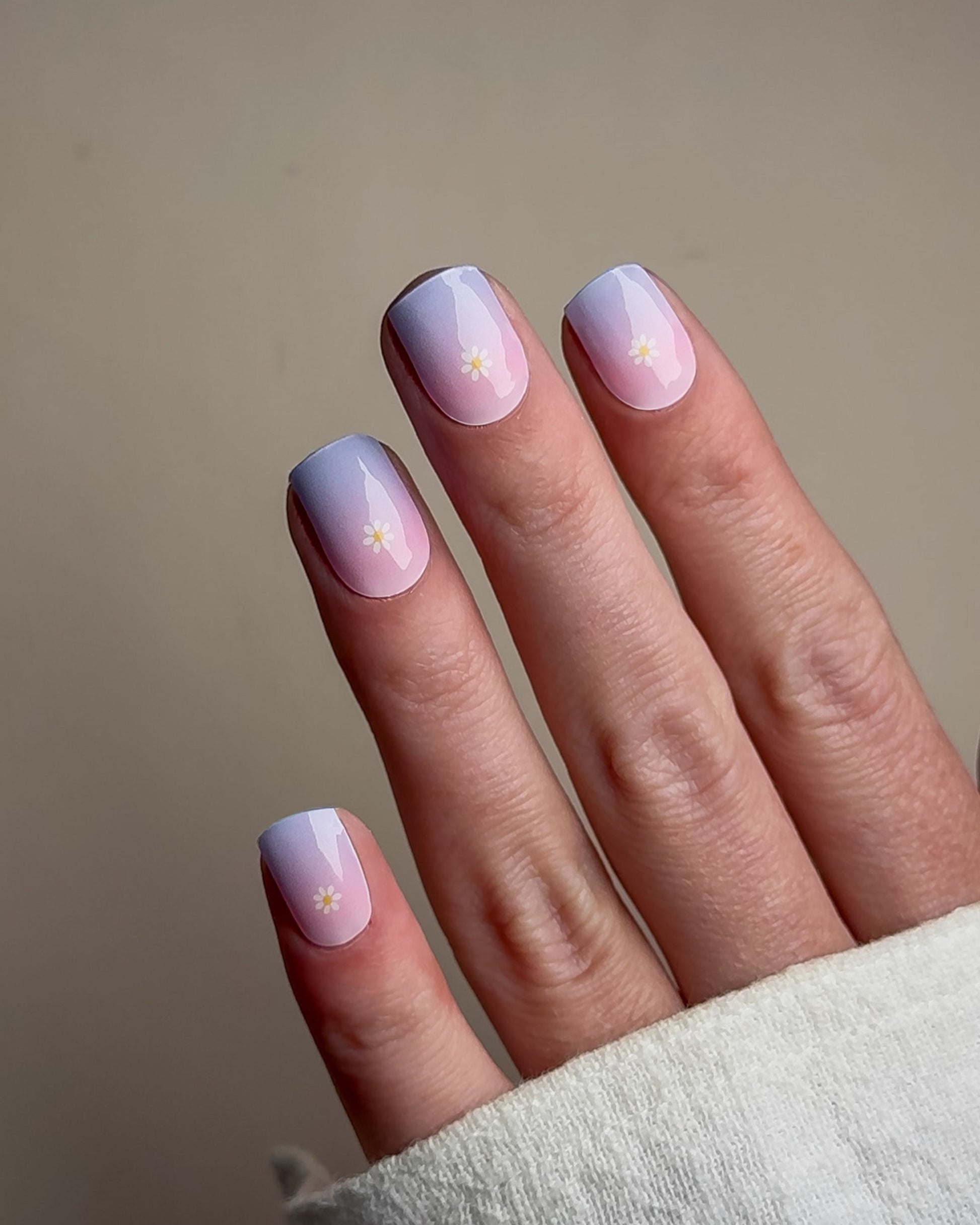 Anwendung der Bubblegum Blooms UV Gel Wraps auf natürlichen Nägeln