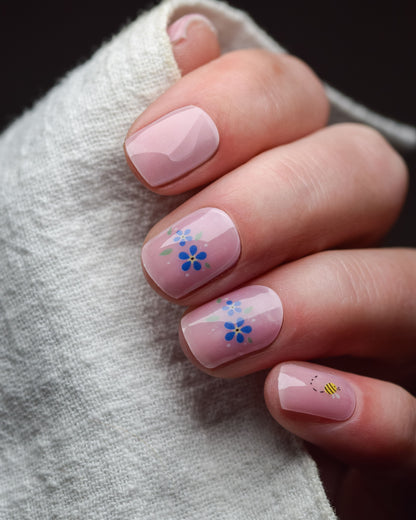 Detailansicht der Whispered Blue uv nailwraps mit zarten floralen Akzenten
