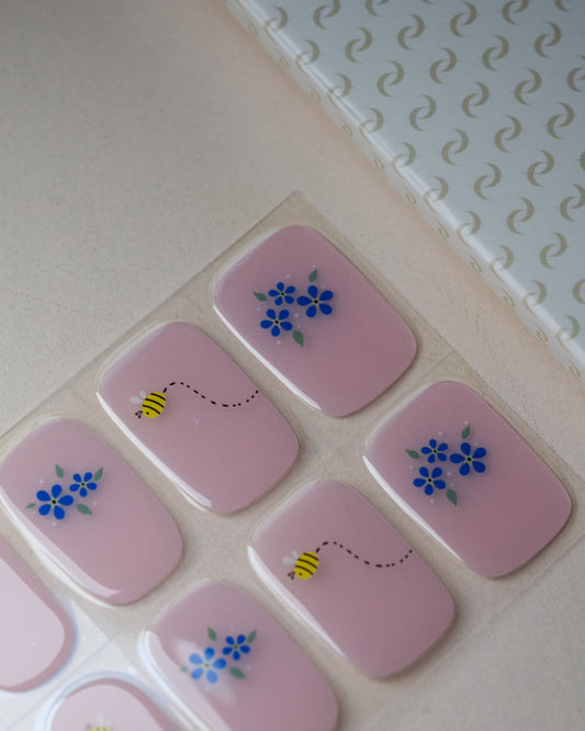 UV Gel Wraps Set Whispered Blue mit Designübersicht und Blütenmuster