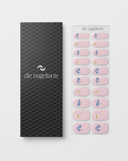 UV Gel Wraps Set Whispered Blue mit Designübersicht und Verpackung und Blütenmuster