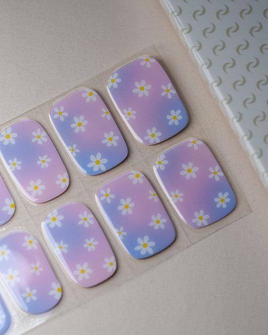 Detailansicht der Y2K uv nailwraps mit glänzendem, iridescent Look