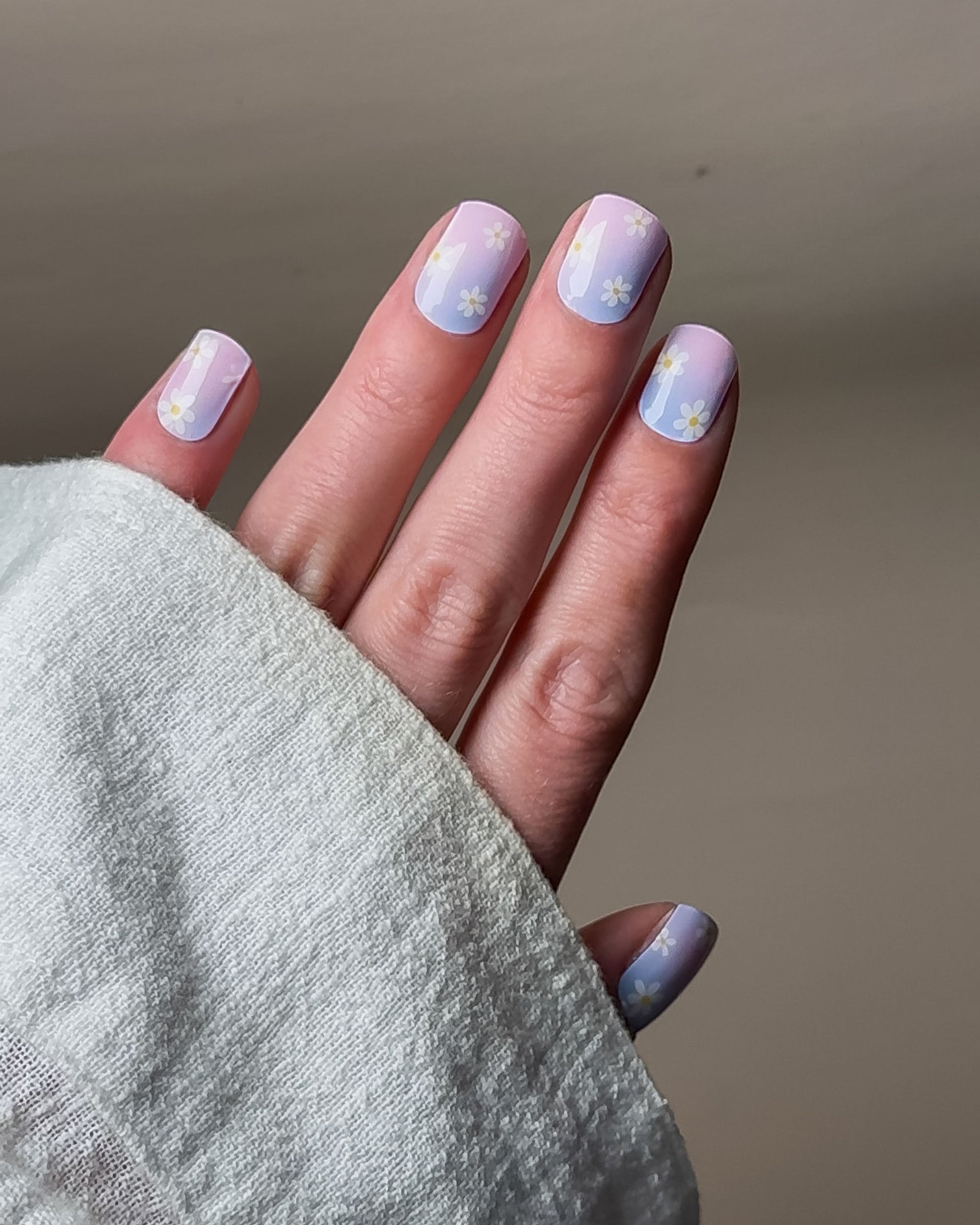 Anwendung der Y2K UV Gel Wraps auf natürlichen Nägeln