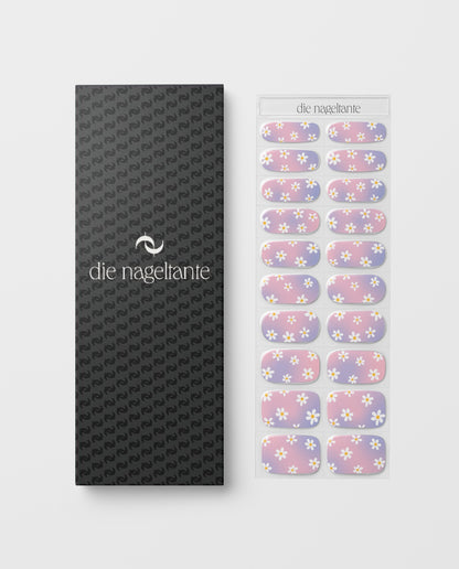 Moderne uv nailwraps im Y2K Stil mit schimmernden Details