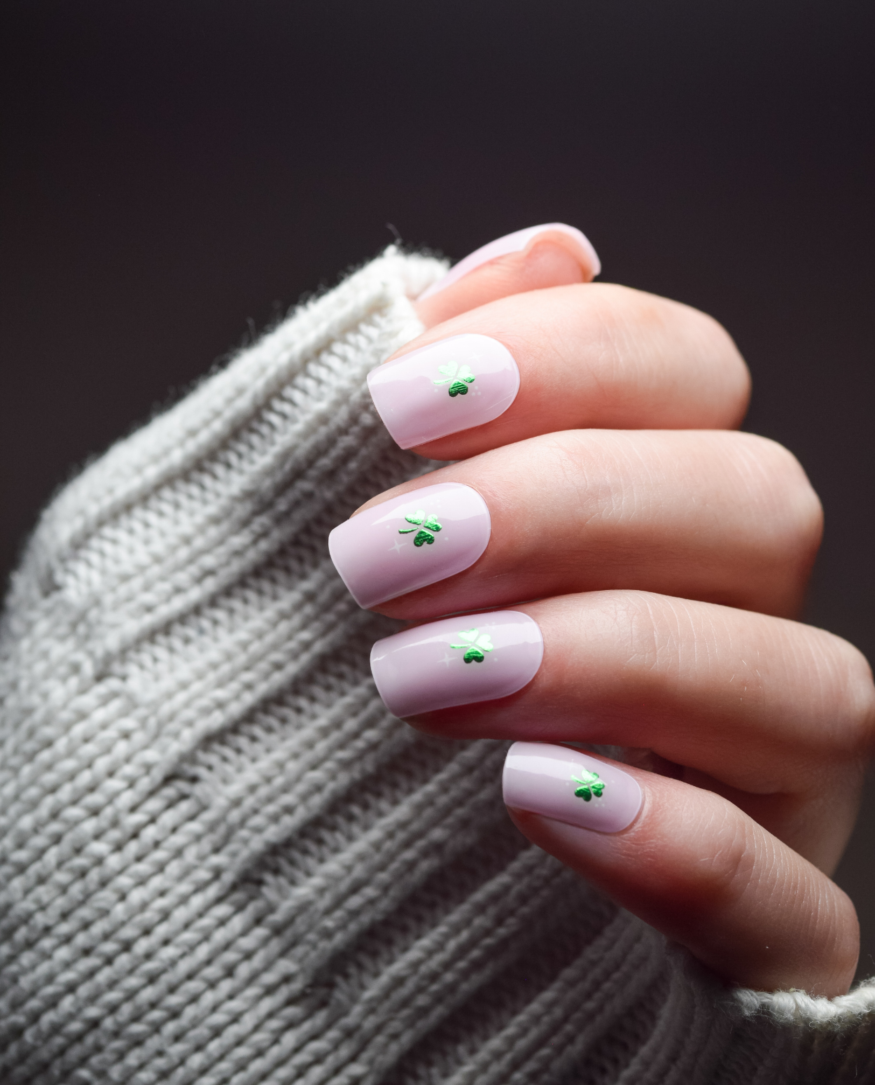UV Gel Wrap Design Lucky Me auf milky Base mit metallic Akzenten