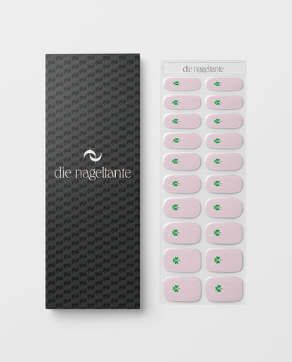UV Gel Wraps Lucky Me – Designübersicht und Verpackung der UV Gel Maniküre für zuhause mit grünem Kleeblatt