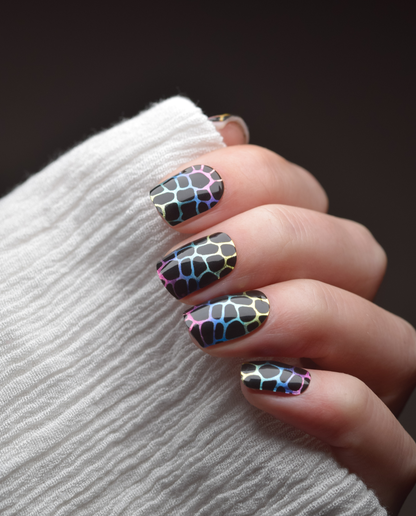 UV Gel Wrap Design Too Wild mit grafischem Muster und bunten Effekt-Akzenten