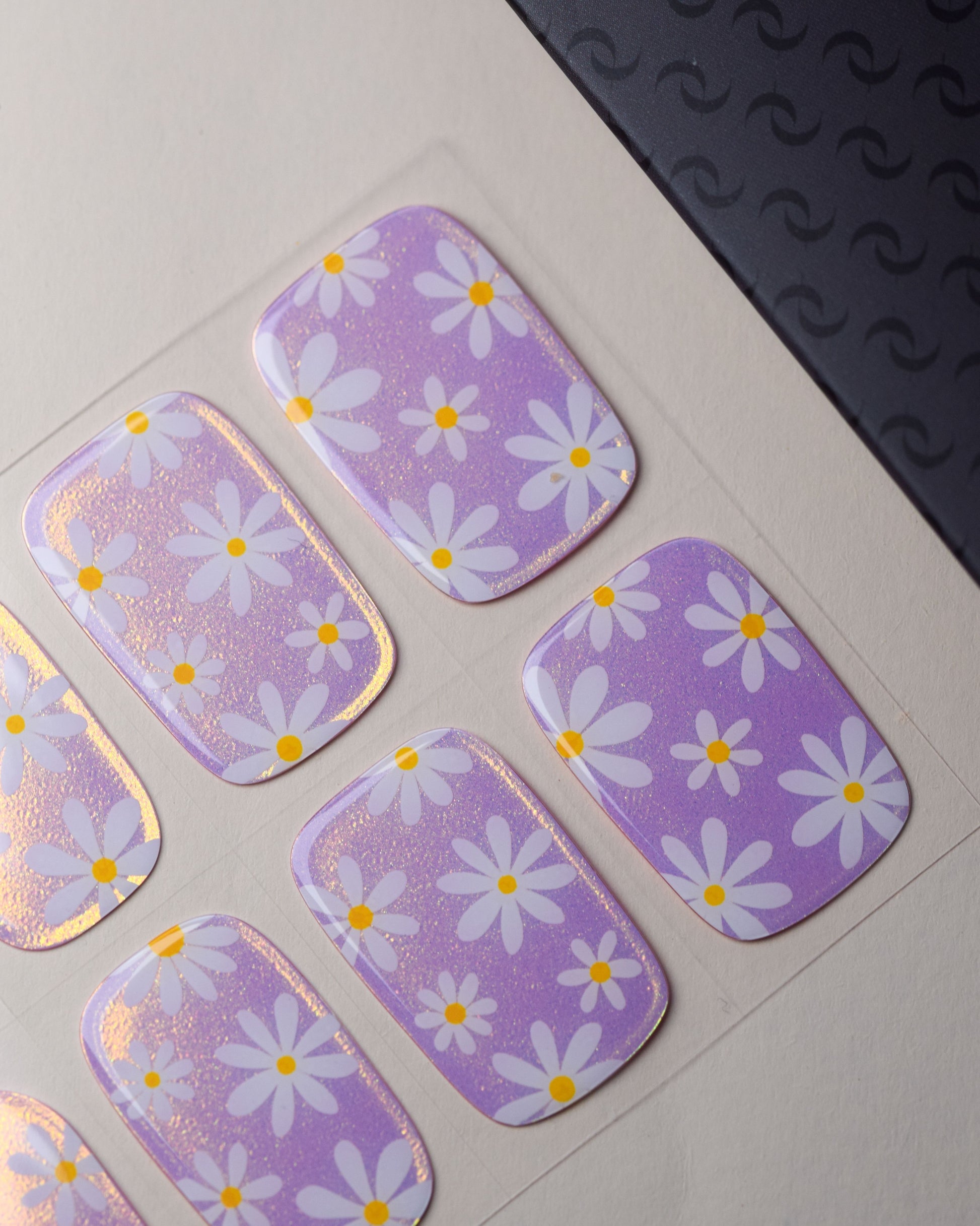 Tiny Blooms UV Nailwraps florale Details mit Schimmer