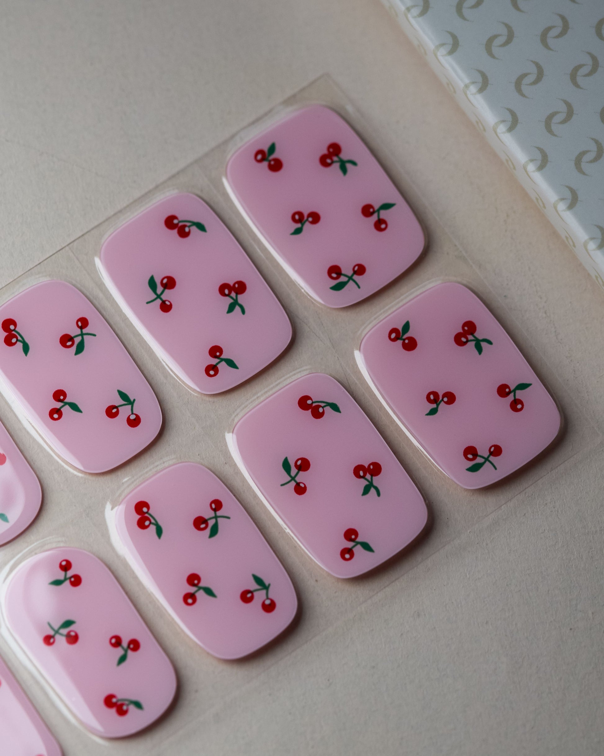 Detailansicht der Cherry Pop uv nailwraps mit verspieltem Kirsch-Design