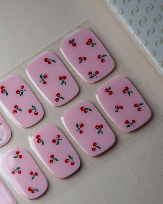 Detailansicht der Cherry Pop uv nailwraps mit verspieltem Kirsch-Design