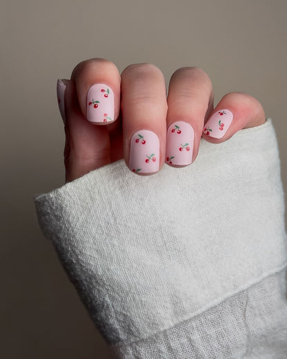 Anwendung der Cherry Pop UV Gel Wraps auf natürlichen Nägeln