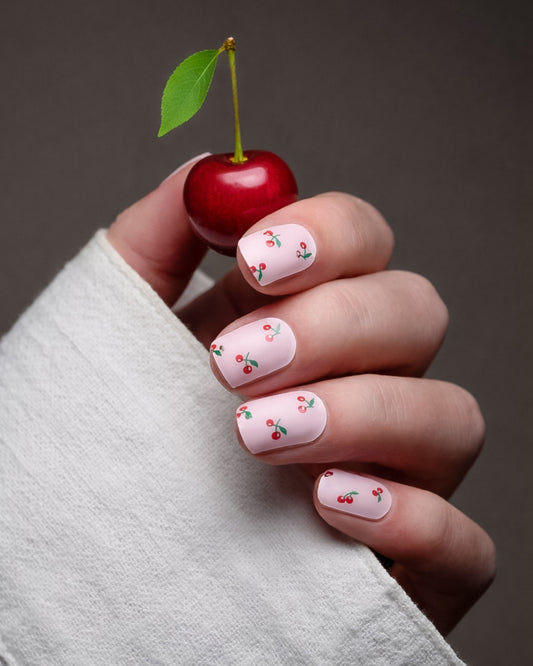 Cherry Pop UV Gel Wraps mit milky Base und kleinen roten Kirschen auf den Nägeln