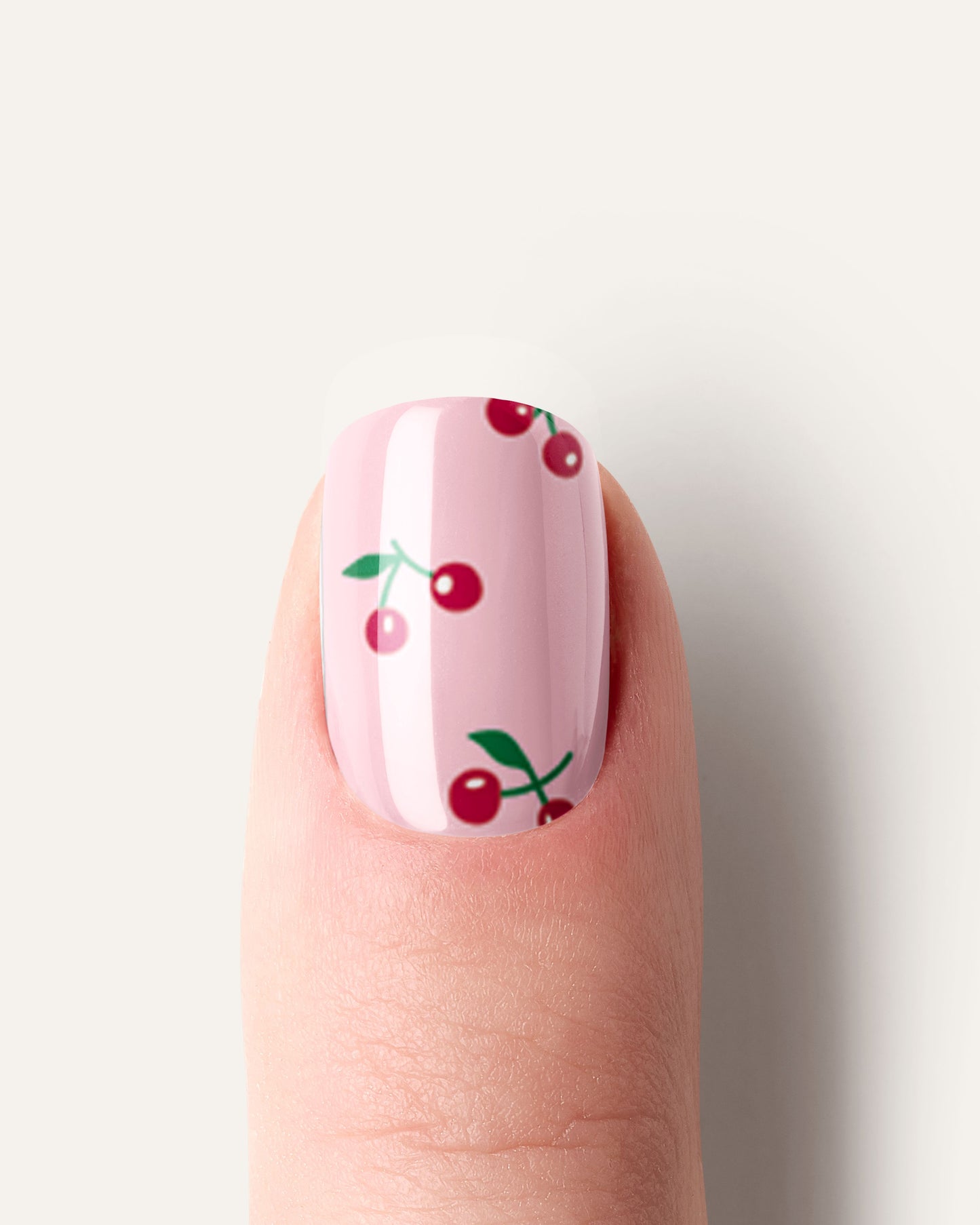 Detailansicht auf einzelnem Finger der Cherry Pop uv nailwraps mit verspieltem Kirsch-Design