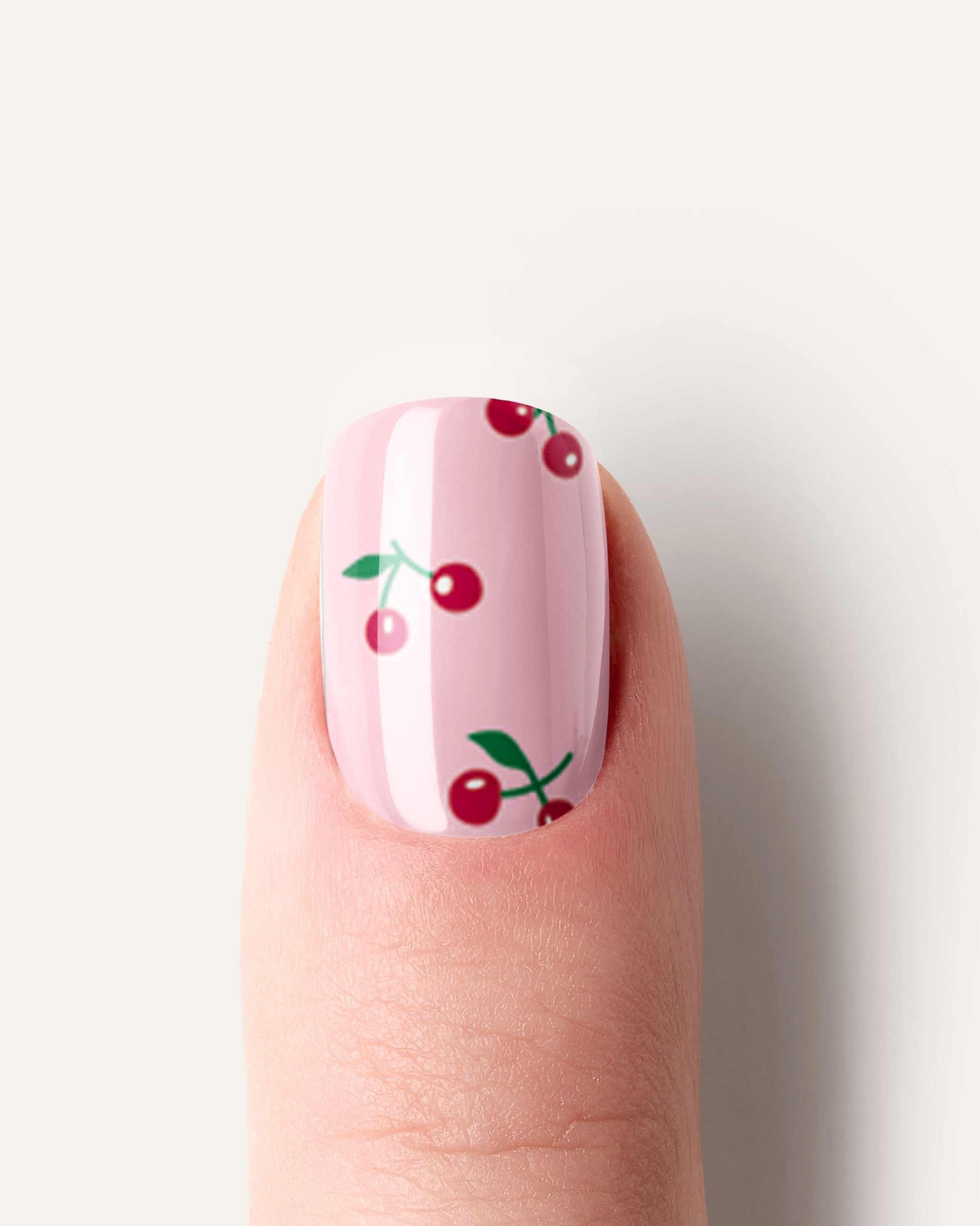 Detailansicht auf einzelnem Finger der Cherry Pop uv nailwraps mit verspieltem Kirsch-Design
