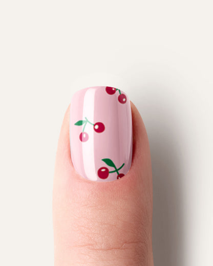 Detailansicht auf einzelnem Finger der Cherry Pop uv nailwraps mit verspieltem Kirsch-Design