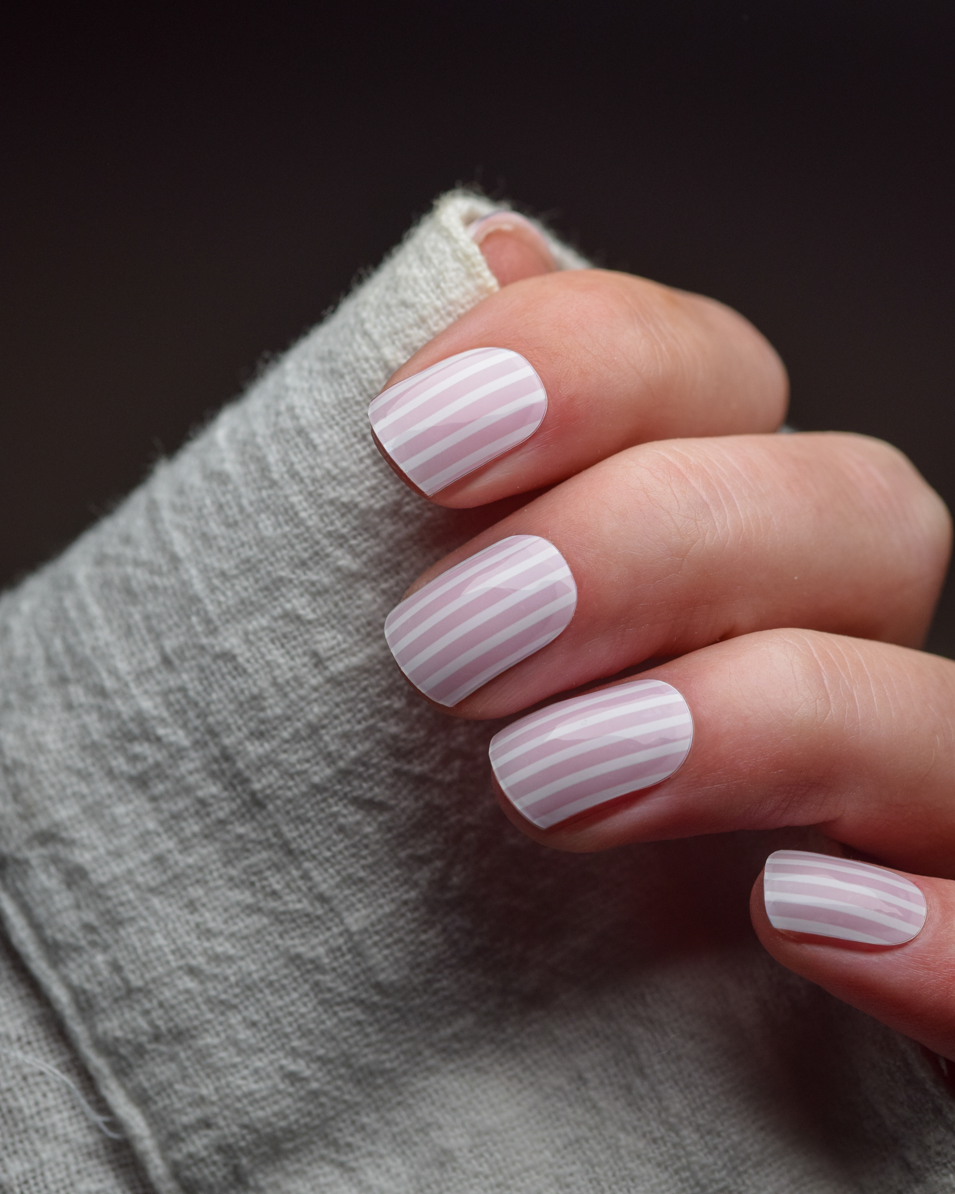 UV Gel Wraps Summer Stripes auf kurzen Nägeln