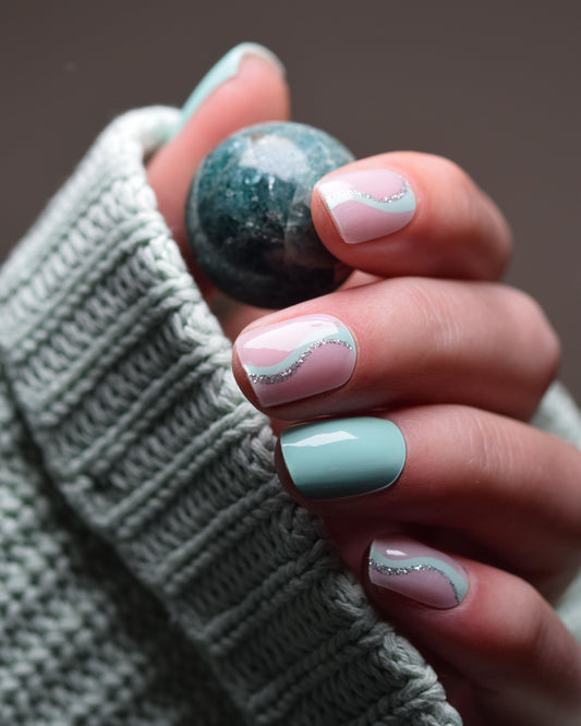 Minty Wave UV Gel Wraps in zartem Mint mit Wellenmuster auf den Nägeln