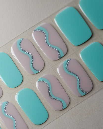 Detailansicht der Minty Wave UV Gel Wraps mit feinen Pastelllinien