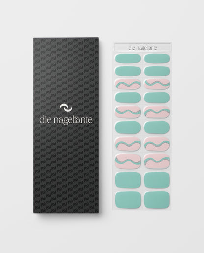 Mintfarbene UV Nail Wraps mit modernem Wellen Design