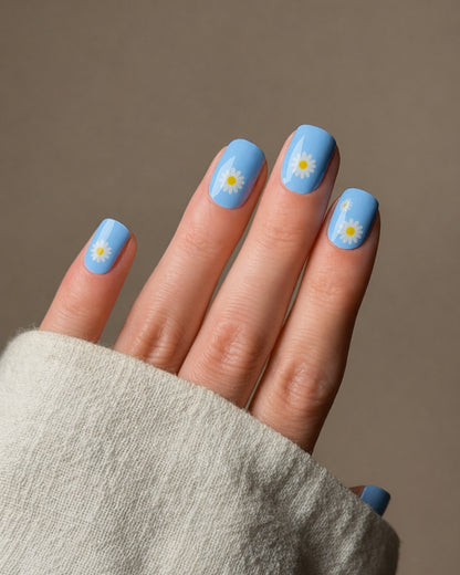 Sunny Days Design Nahaufnahme blaue Nägel