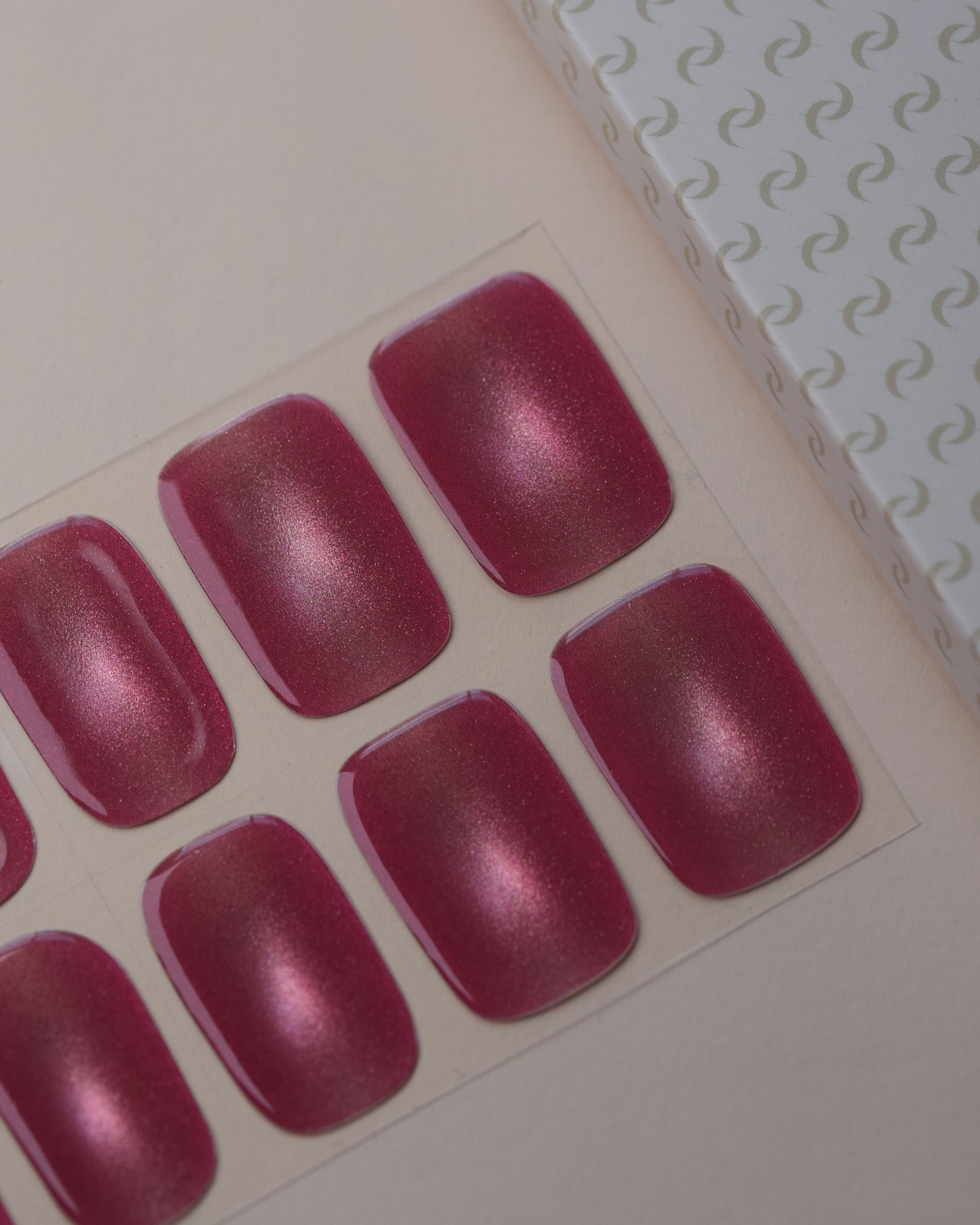 Abendbeere Cat Eye UV Gel Wraps auf dem Designbogen mit beerigem Cat-Eye-Effekt und magnetischem Schimmer.
