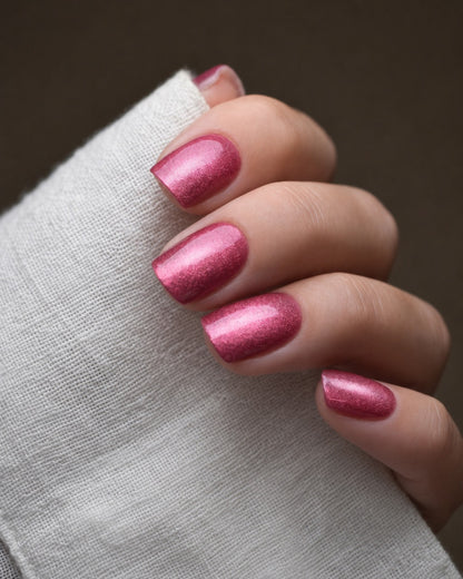 Abendbeere Cat Eye UV Gel Wraps in intensivem Beerenton mit magnetischem Schimmer auf den Fingernägeln.