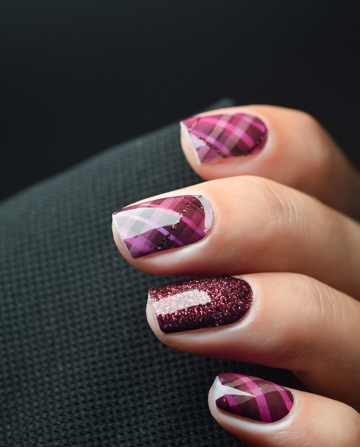 Einzelner Nagel mit Nailpolish Wrap Berry Tartan – Detailansicht des Karodesigns.