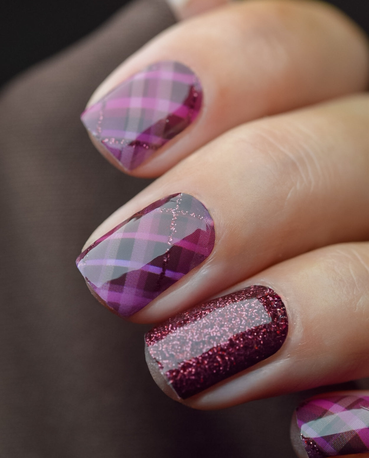 Komplette Maniküre mit Nailpolish Wraps Berry Tartan – elegante Herbstnägel im Karomuster.