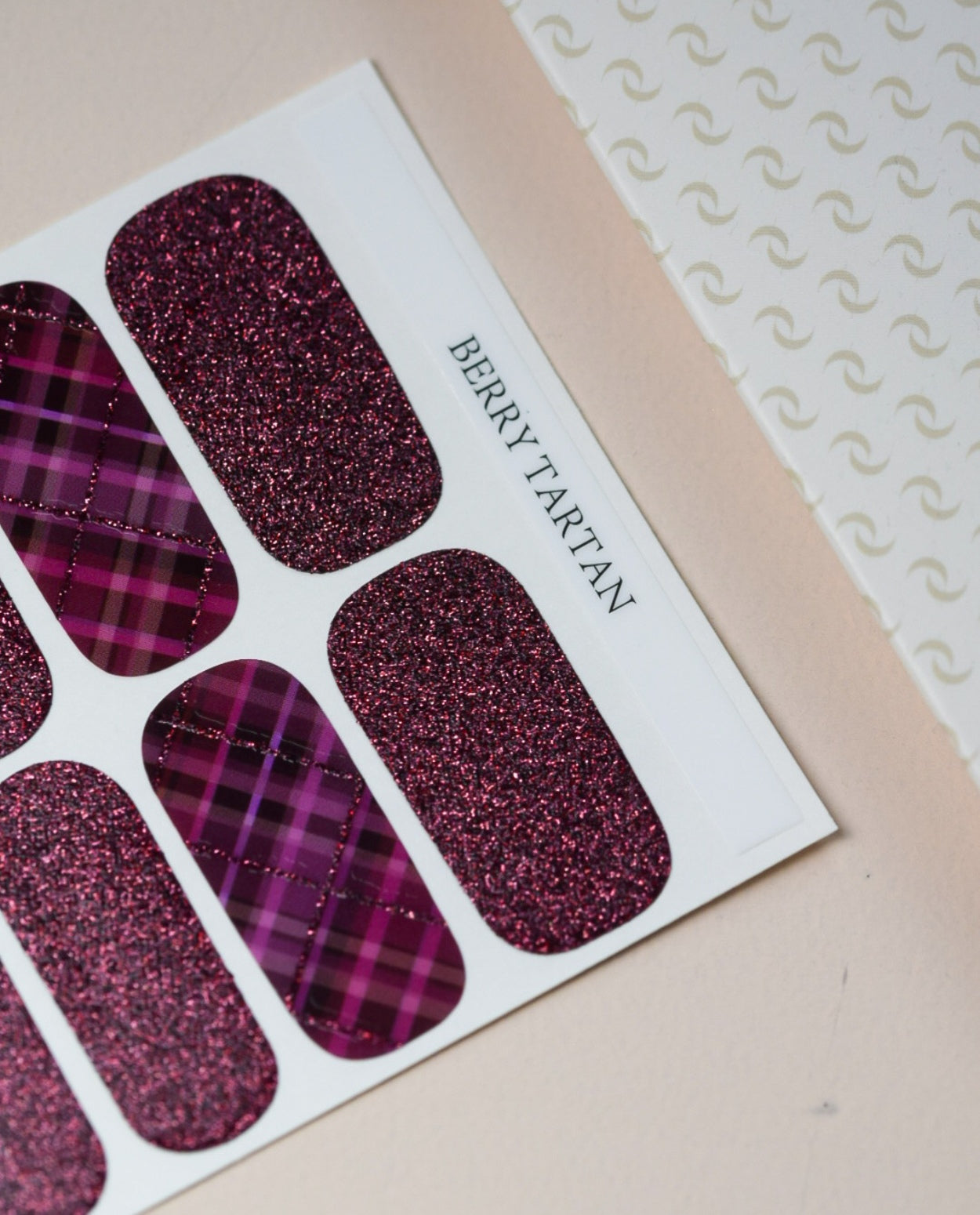 Berry Tartan Nailpolish Wraps – Nagelfolien mit kariertem Design in Rot-Lila auf Trägerfolie.