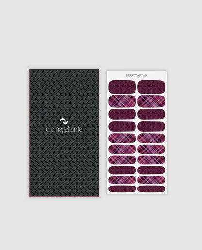Bogen mit Nailpolish Wraps Berry Tartan – 20 Wraps mit Karomuster in Beerentönen und passenden Uni-Nägeln.