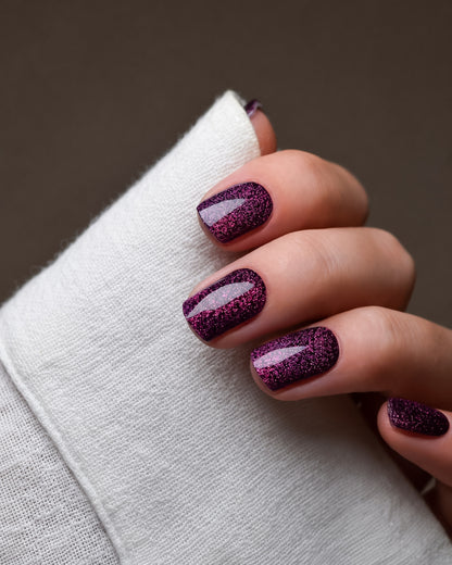 Black Cherry Cat Eye UV Gel Wraps mit intensivem Cat-Eye-Effekt auf den Fingernägeln.