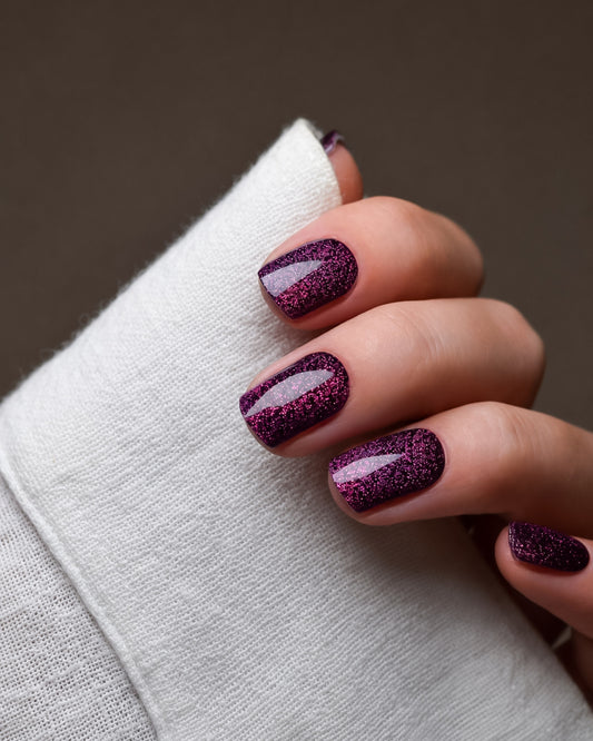 Black Cherry Cat Eye UV Gel Wraps mit intensivem Cat-Eye-Effekt auf den Fingernägeln.