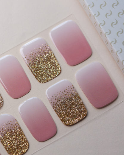 Blütenfunkeln UV Gel Wraps auf dem Designbogen mit Rosé-, Nude- und Glitzerdesigns.