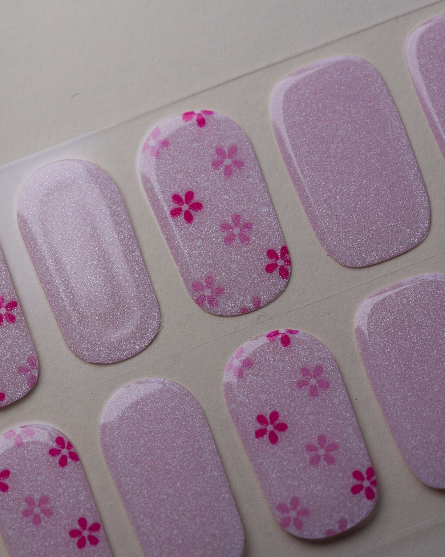 Blush Bouquet UV Gel Wraps auf dem Designbogen mit rosafarbenen Designs und pinken Blütenmotiven.