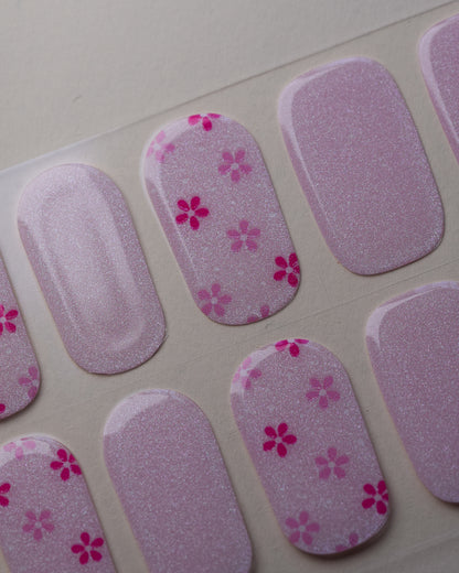 Blush Bouquet UV Gel Wraps auf dem Designbogen mit rosafarbenen Designs und pinken Blütenmotiven.