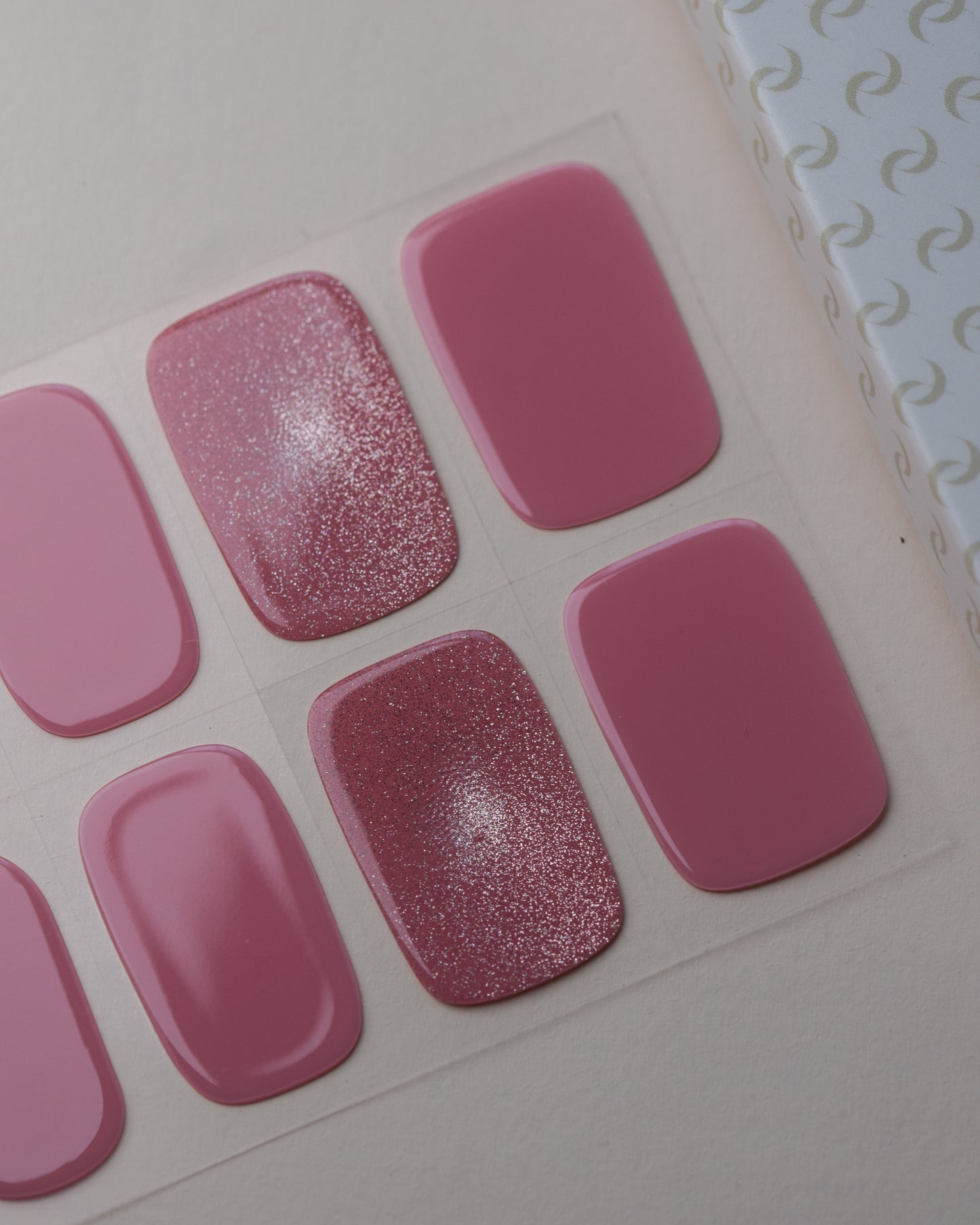 Blush Hour Cat Eye UV Gel Wraps auf dem Designbogen mit Rosétönen, Glitzer und magnetischem Schimmer.
