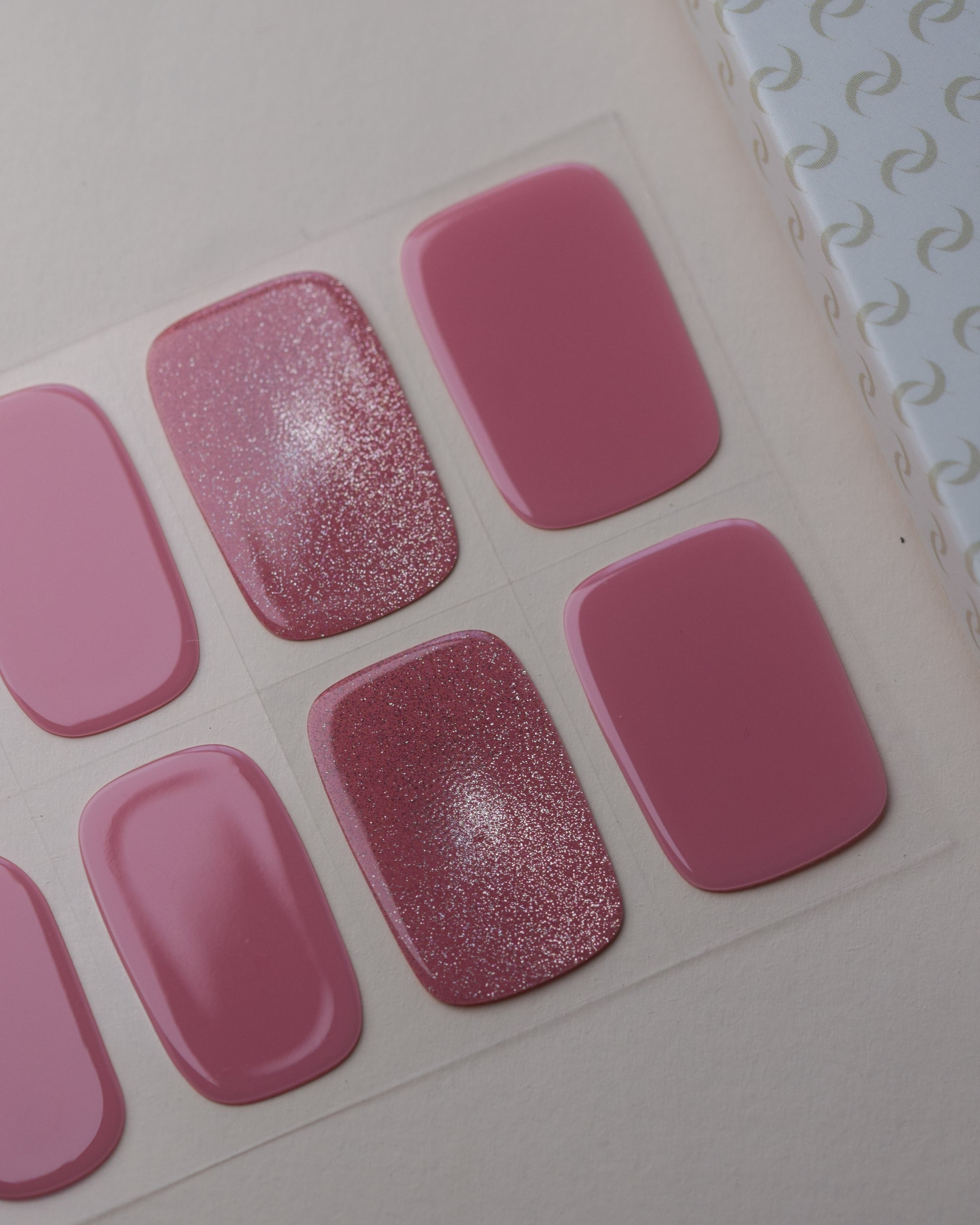 Blush Hour Cat Eye UV Gel Wraps auf dem Designbogen mit Rosétönen, Glitzer und magnetischem Schimmer.