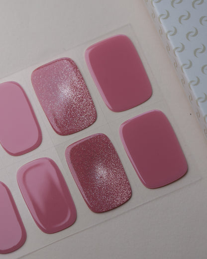 Blush Hour Cat Eye UV Gel Wraps auf dem Designbogen mit Rosétönen, Glitzer und magnetischem Schimmer.