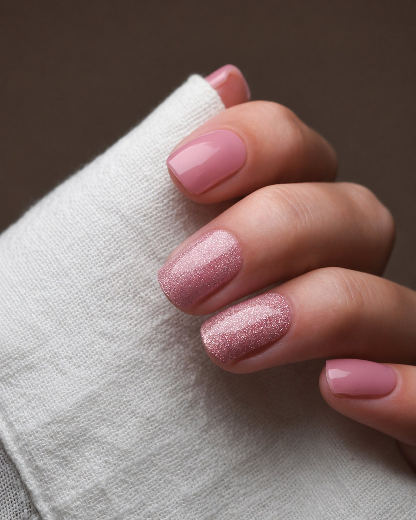 Blush Hour Cat Eye UV Gel Wraps in zarten Rosétönen mit magnetischem Schimmer und feinen Glitzerakzenten auf den Fingernägeln.