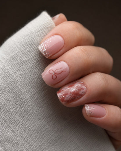 Bowtiful UV Gel Wraps mit Schleifenmotiven, Vichy-Karo und zarten Rosétönen auf den Fingernägeln.