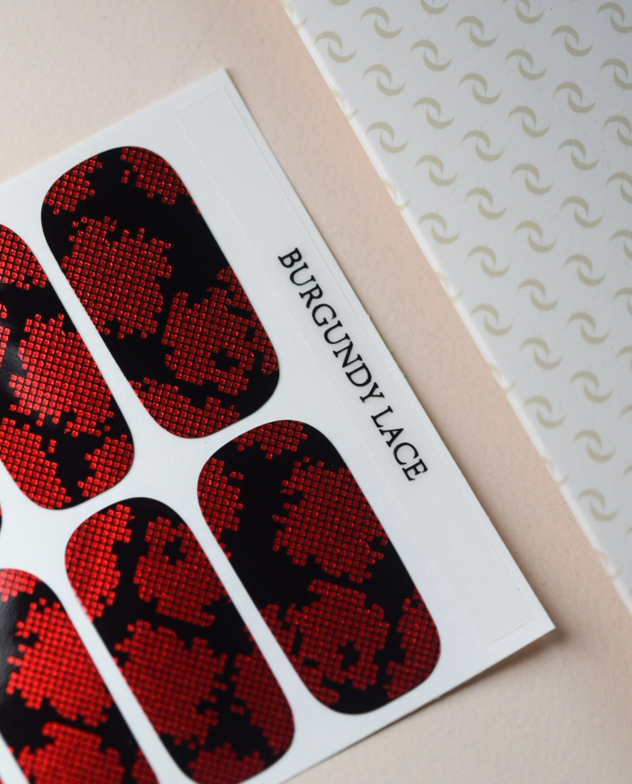 Burgundy Lace Nailpolish Wraps – Nagelfolien in Rot mit schwarzem Lace-Design auf Trägerfolie.