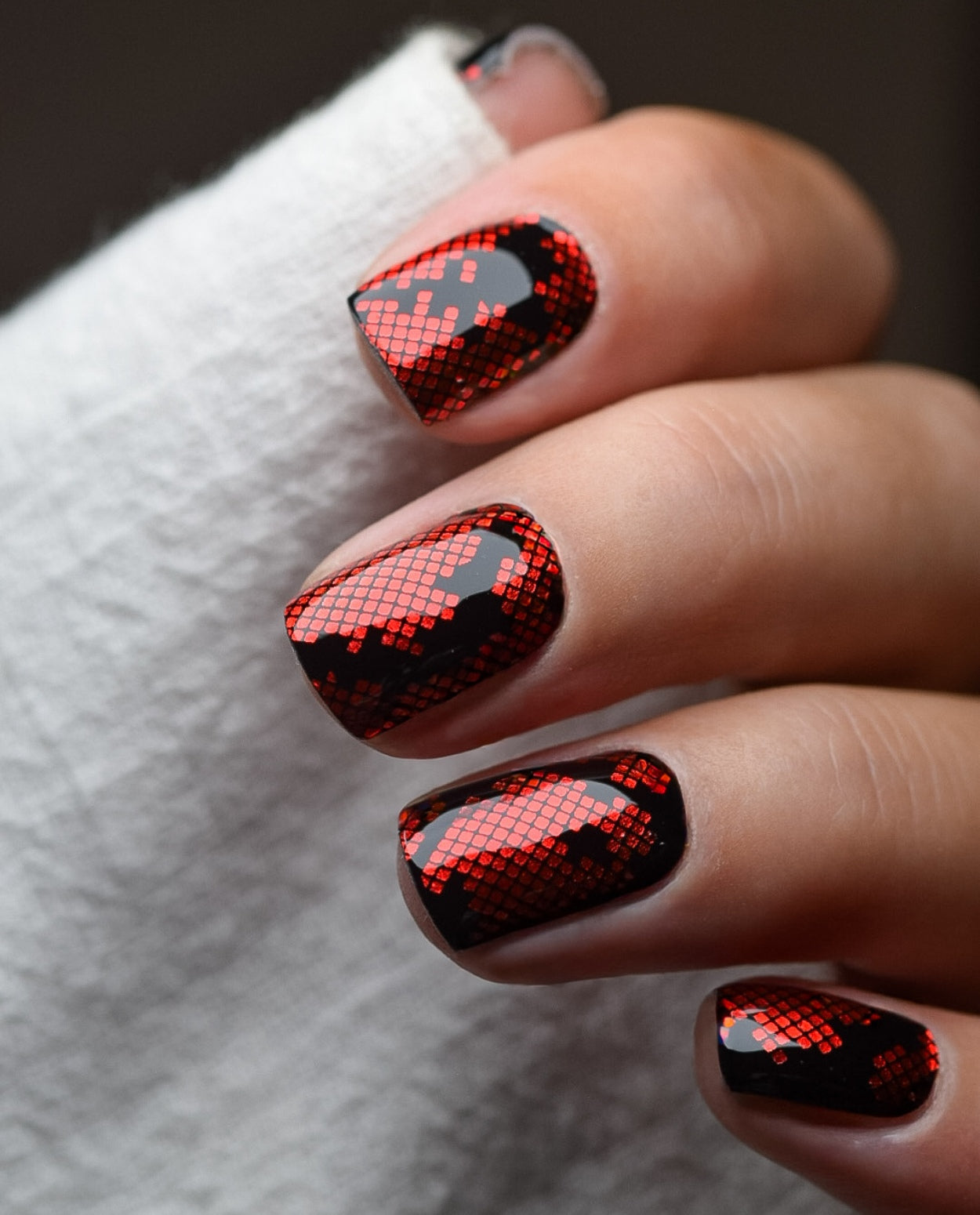 Bogen mit Nailpolish Wraps Burgundy Lace – 20 Wraps mit schwarzer Basis und burgunderrotem Spitzenmuster.