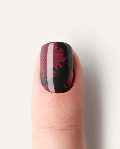 Nailpolish Wraps Burgundy Lace – auffälliger Spitzen-Look in Schwarz mit burgunderroten Details, edgy Nageldesign.
