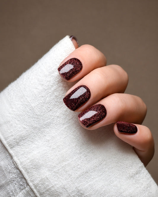 Burning Ruby Cat Eye UV Gel Wraps in tiefem Rubinrot mit intensivem magnetischem Schimmer auf den Fingernägeln.