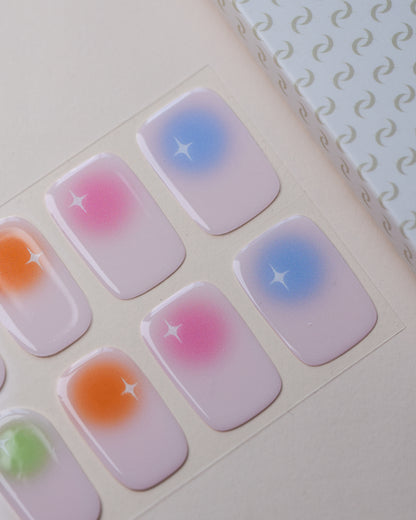 Candy Pop UV Gel Wraps auf dem Designbogen mit Pastellfarben in Rosa, Blau, Gelb, Grün und Lila.