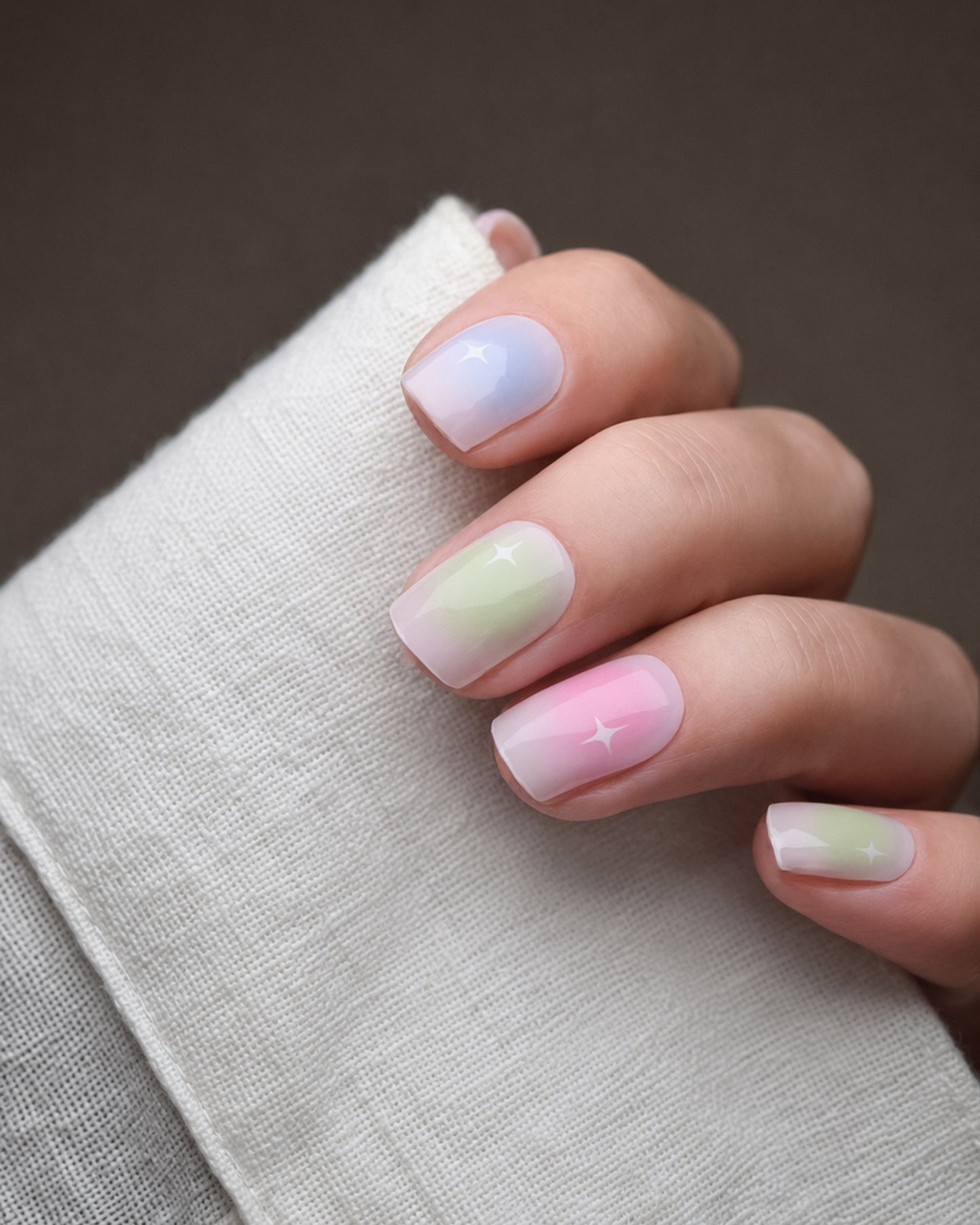 Candy Pop UV Gel Wraps mit zarten Pastellfarben und sanften Ombre-Verläufen auf den Fingernägeln.