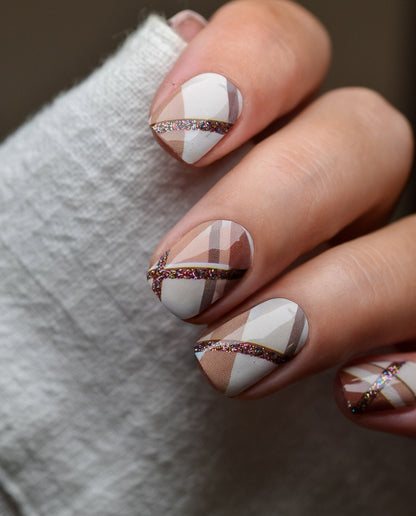 Nailpolish Wraps Cappuccino Plaid – Nägel im trendigen Karomuster mit Glitzerstreifen, stylischer Herbstlook.