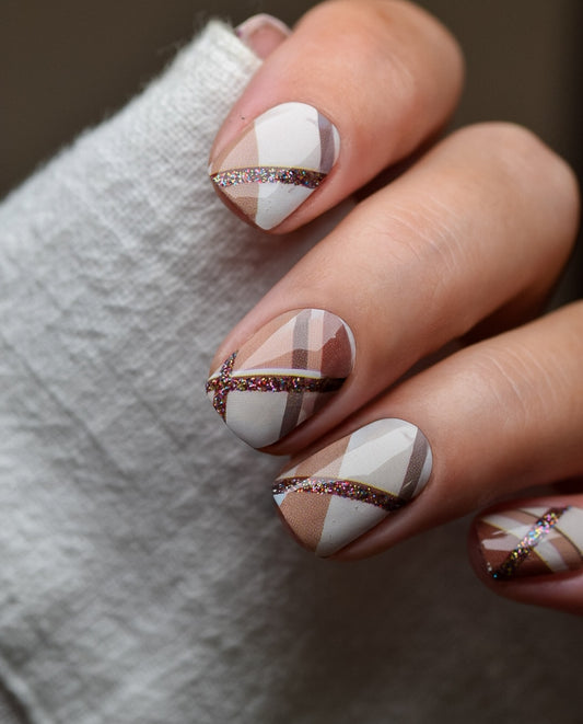 Nailpolish Wraps Cappuccino Plaid – Nägel im trendigen Karomuster mit Glitzerstreifen, stylischer Herbstlook.