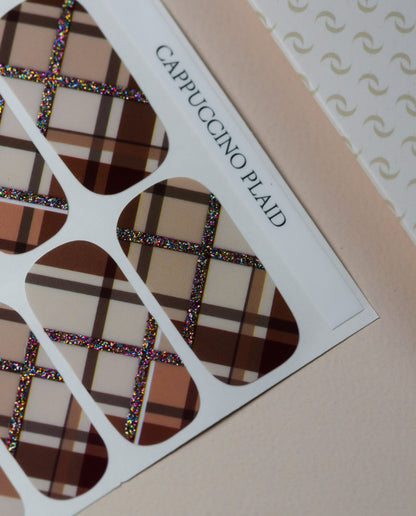 Cappuccino Plaid Nailpolish Wraps – Nagelfolien mit klassischem braun-beigem Karodesign auf Trägerfolie.